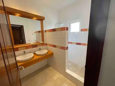 a bathroom with two sinks and a mirror at Apartamento con vista a la piscina in Las Terrenas