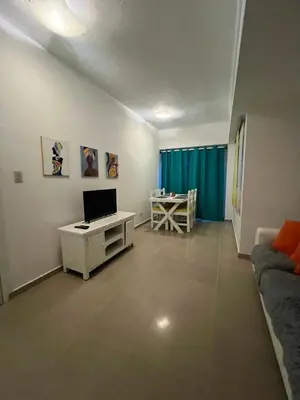 a living room with a couch and a desk at Apartamento a 5 minutos Zona Colonial in Santo Domingo