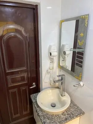 a bathroom with a sink and a mirror at Apartament para pareja muy acogedor y privado in Cafemba