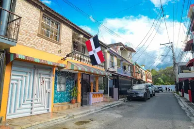 a city street with a flag on a building at APARTAMENTOS DE 1 2 Y 3 HABITACIONEs in Santiago de los Caballeros