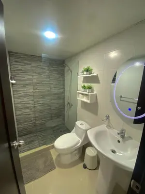 a bathroom with a toilet and a sink and a mirror at Hermoso conjunto residencial con piscina in Santiago de los Caballeros
