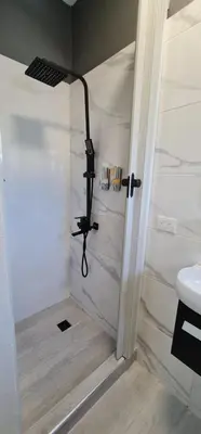 a bathroom with a shower and a toilet and a sink at Apartaestudio en el centro de Puerto Plata in San Felipe de Puerto Plata