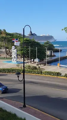 a street light on the side of a road near the ocean at Apartament central frente al mar in San Felipe de Puerto Plata
