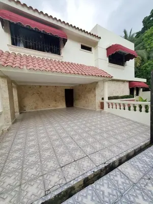 a house with a courtyard in front of it at SDQ Villa Isabel, NO FUMAR, cerca embajada EEUU in Santo Domingo