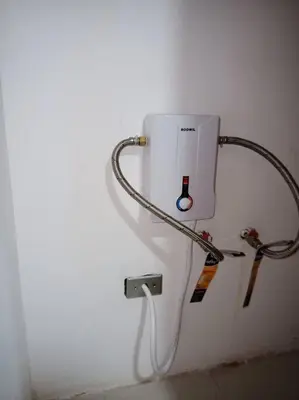 a wall with a electrical outlet with a cord plugged into it at El mejor apartamento cerca de la playa de Boca Chica in Boca Chica