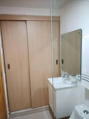 a bathroom with a sink and a toilet and a mirror at El mejor apartamento cerca de la playa de Boca Chica in Boca Chica