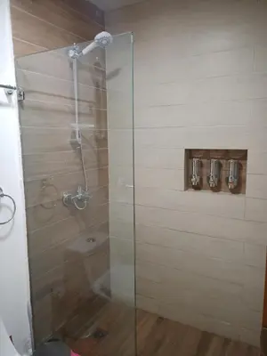 a shower with a glass door in a bathroom at El mejor apartamento cerca de la playa de Boca Chica in Boca Chica