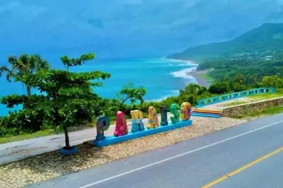 a view of the ocean from the side of a road at Agradable Apartamento in Paraíso