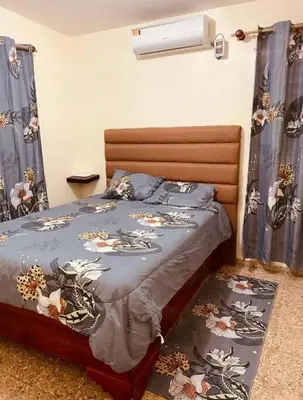a bedroom with a bed in a room with curtains at Agradable Apartamento in Paraíso