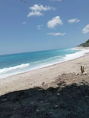 a sandy beach with the ocean in the background at Agradable Apartamento in Paraíso