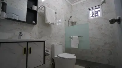 a bathroom with a toilet and a sink at Villa Sol Taino, Hotel en Boca chica, 5 minutos del Aeropuerto Internacional las Américas in La Golondrina
