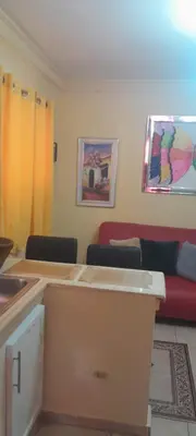 a living room with a kitchen and a couch at Posada Mar azul in La Viva