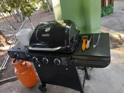 a grill with a toaster on top of it at Habitación doble Villa Marchena Azua in Azua de Compostela