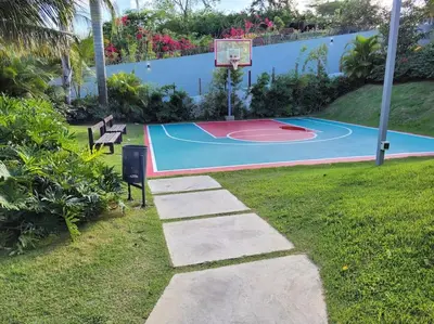 a basketball hoop in a park with a bench at El mejor alojamiento en Santiago in Santiago de los Caballeros