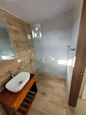 a bathroom with a sink and a shower at El mejor alojamiento en Santiago in Santiago de los Caballeros