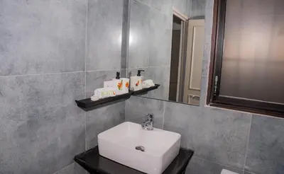 a bathroom with a sink and a mirror at Hotelito Bonito Eli & Edw in Santo Domingo