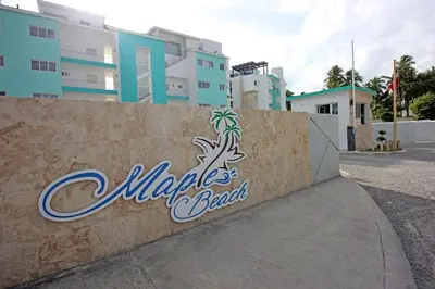 a sign on a wall in front of a building at Amplio PH de 3 hab para 9 personas in Punta Cana