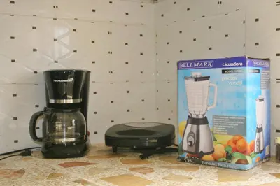 a blender and a box on a kitchen counter at Camu in Camú