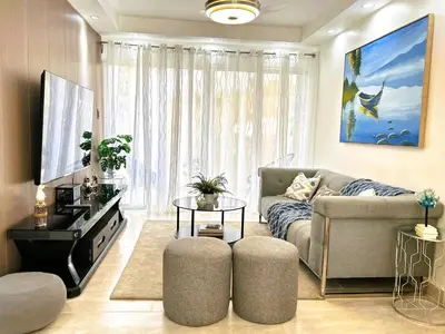 a living room with a couch and a tv at Apartamento Riviera Colonial, Santo Domingo in Calero