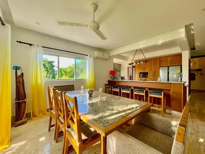 a kitchen and dining room with a table and chairs at Departamento en las Terrenas a pie de Playa in Las Terrenas