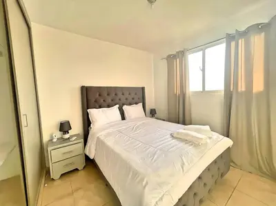 a bedroom with a large bed and a window at Apto 3 Habitaciones Zona Tranquila Con Parqueo in Concepción de La Vega