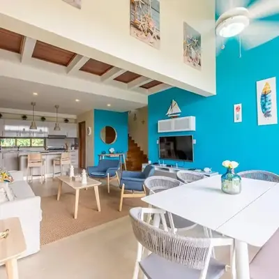 Océano azul en playa bonita O302