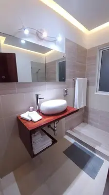 a bathroom with a sink and a mirror at Hermoso apartamento con vista al mar y la ciudad in La Romana