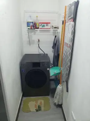 a washing machine in a small room with a broom at Desiderio in Santo Domingo