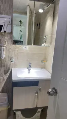 a bathroom with a sink and a mirror at Hermoso Aparta- Estudio Frente al Mar in Santo Domingo