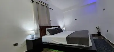 a bedroom with a large bed in a room at A 7 minutos del Aeropuerto SDQ, Moderno y Compacto Apartamento in Boca Chica