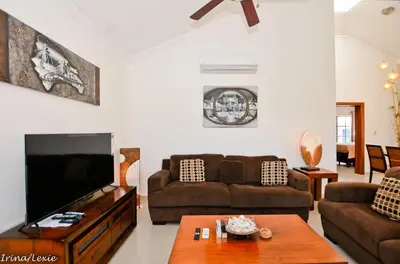 a living room with a couch and a tv at Rosa Hermosa Penthouse | Vista Piscina • Bávaro in Punta Cana