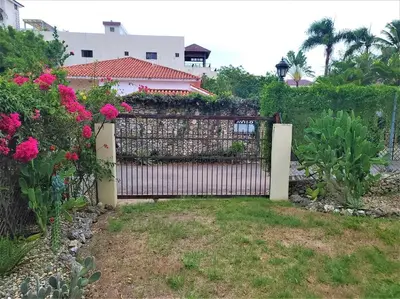 a fence with flowers on it in a yard at Linkzup Playa Laguna Villa in Sosúa