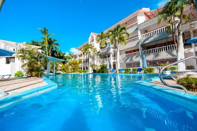 a swimming pool in front of a hotel at Villa Campo Sosúa - Apartamento in Sosúa