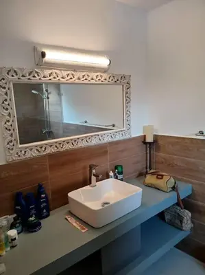 a bathroom with a sink and a mirror at En Plaza Center Penthouse con 3 terrazas en el centro de Las Terrenas la playa està a 5 min a pied in Las Terrenas