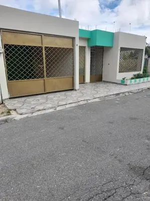 an empty parking lot in front of a building at Maison T4, près de la mer in La Romana