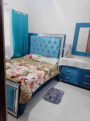 a bedroom with a bed and a mirror and a sink at La maravilla y comodidad al máximo in La Javilla