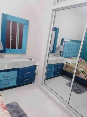 a bathroom with a mirror and a sink and a bed at La maravilla y comodidad al máximo in La Javilla