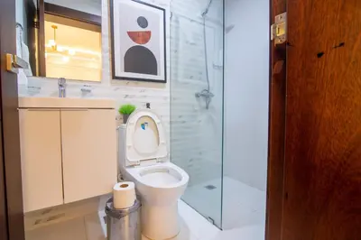 a bathroom with a toilet and a glass shower at Exclusivo apartamento - Soha Suites II-B9 - 2 BR in Rincón Largo