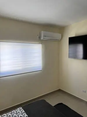 an empty room with a window and a fan at Apartamento hermoso in Los Macos