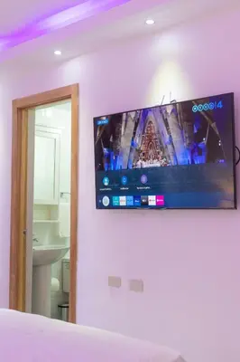 a flat screen tv on the wall of a bedroom at Lo mejor para descansar in Mendoza