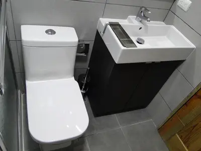 a bathroom with a white toilet and a sink at Apartamento Carmil I in Santo Domingo
