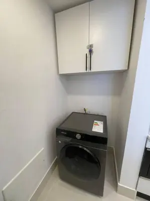 a washer and dryer in a small room at Departamento de lujo en Santo Domingo in Santo Domingo