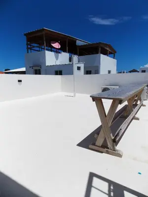 a picnic table on the roof of a building at Residencial Victoria in Sampiño