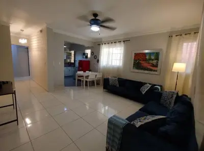 a living room with a couch and a ceiling fan at Apartamento próximo al centro médico HOMS in Hato Mayor