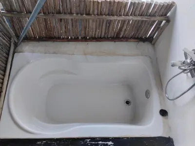 a white bath tub in a bathroom with a hose at Casa Santa la laguna in La Aguada
