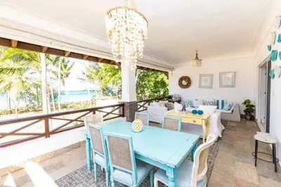 a dining room with a blue table and chairs at Penthouse frente al mar Playa Las Ballenas in Las Terrenas