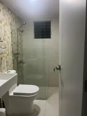 a bathroom with a toilet and a glass shower at Sol tropical in La Grúa