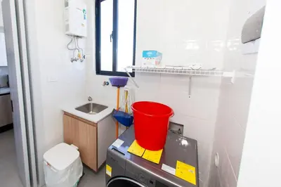 a small bathroom with a sink and a red bucket at Apartamento de 2H en el Centro de la Ciudad in Santo Domingo