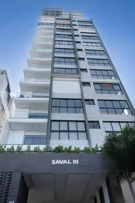 a tall building with a svalval inn sign on it at Apartamento de 2H en el Centro de la Ciudad in Santo Domingo