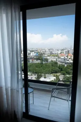 a balcony with a bench and a view of a city at Apartamento de 2H en el Centro de la Ciudad in Santo Domingo